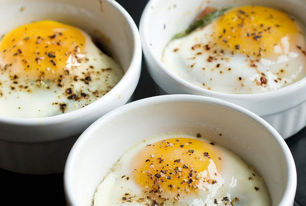 Recipe: Baked Egg With Prosciutto and Tomato