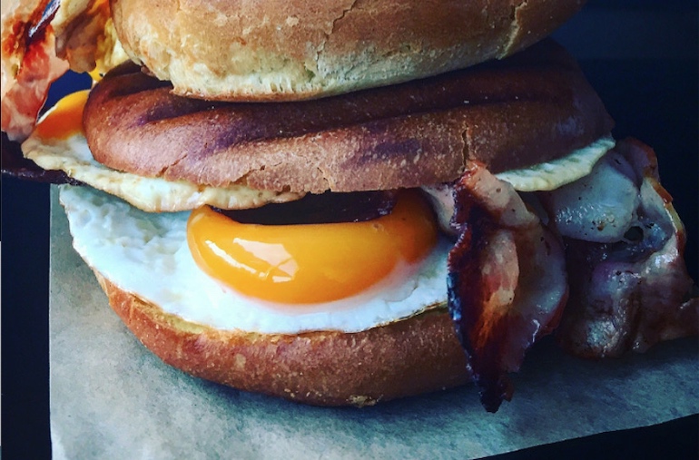 Recipe: Double up Egg & Bacon bun sandwich
